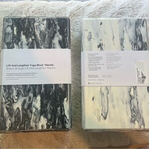 2 Lululemon yoga blocks